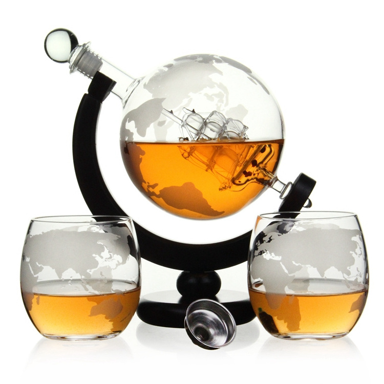 Wholesale 850ML Whiskey Globe Decanter With Wood Base Handmade Skull Shape Liquor Glass Decanter with 2 cups