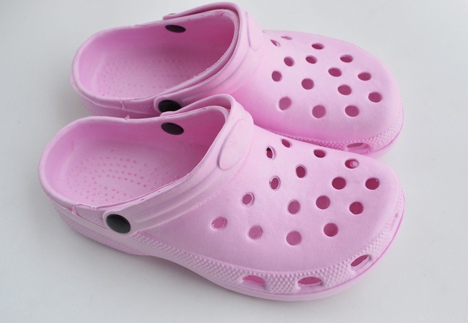 Classic Summer Clogs Lightweight Breathable Platform Clogs with Anti-Slip and Closed Toe Features