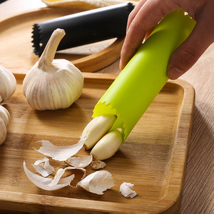 Hot Selling Innovative Kitchen Tool Easy Roll To Peel Garlic Cloves Silicone Tube Roller Peeling Garlic Peelers