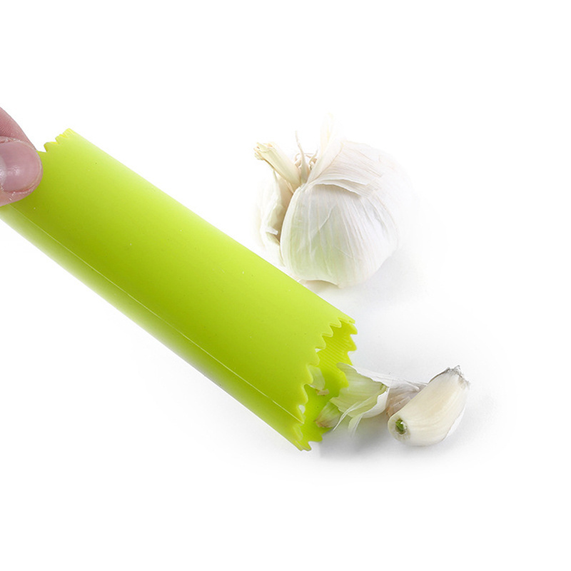 Hot Selling Innovative Kitchen Tool Easy Roll To Peel Garlic Cloves Silicone Tube Roller Peeling Garlic Peelers