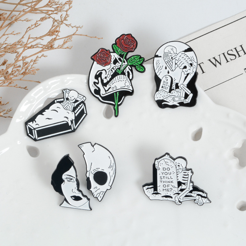 Stock personality exaggerated skeleton skulls  enamel pin badges halloween brooches and pins for  summer hat shirt