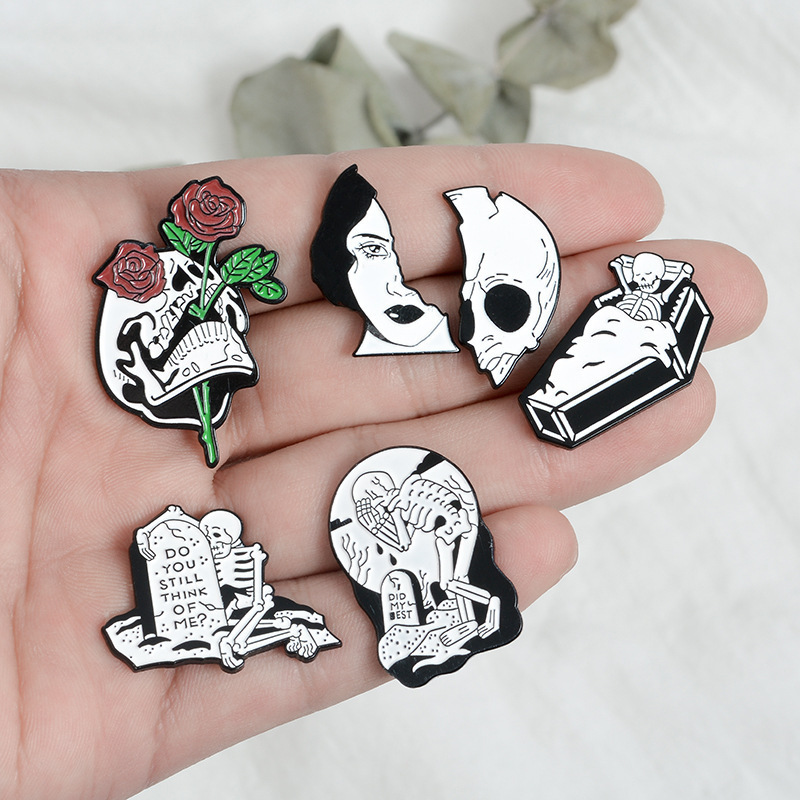 Stock personality exaggerated skeleton skulls  enamel pin badges halloween brooches and pins for  summer hat shirt