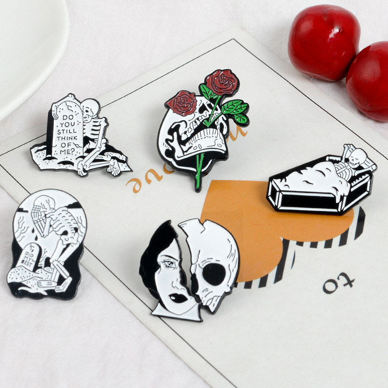 Stock personality exaggerated skeleton skulls  enamel pin badges halloween brooches and pins for  summer hat shirt