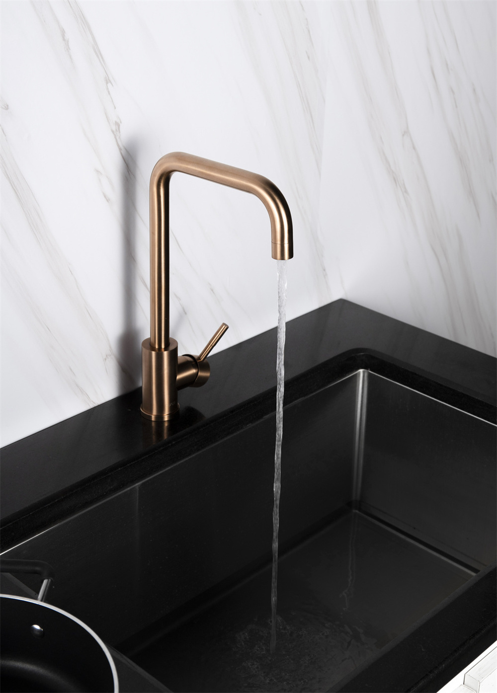 Luxury cUPC 304 stainless steel rose gold deck mounted single handle single hole anti splash hot and cold kitchen sink faucets