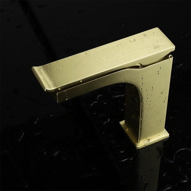 Lavatory Hot and Cold Mixer Taps Waterfall Bathroom Sink Faucets Gold Plating in Brass Basin Faucets Single Handle Single Hole