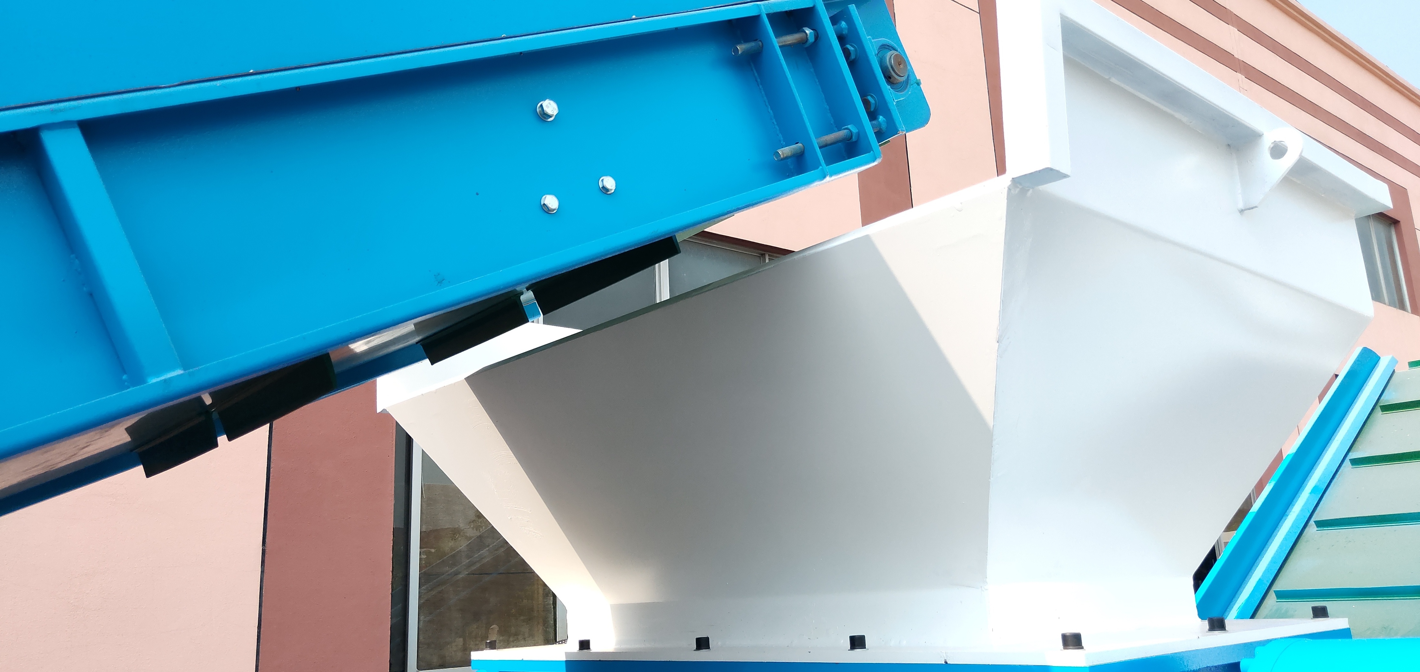 double shaft  shredder with automatic feeding conveyor belt