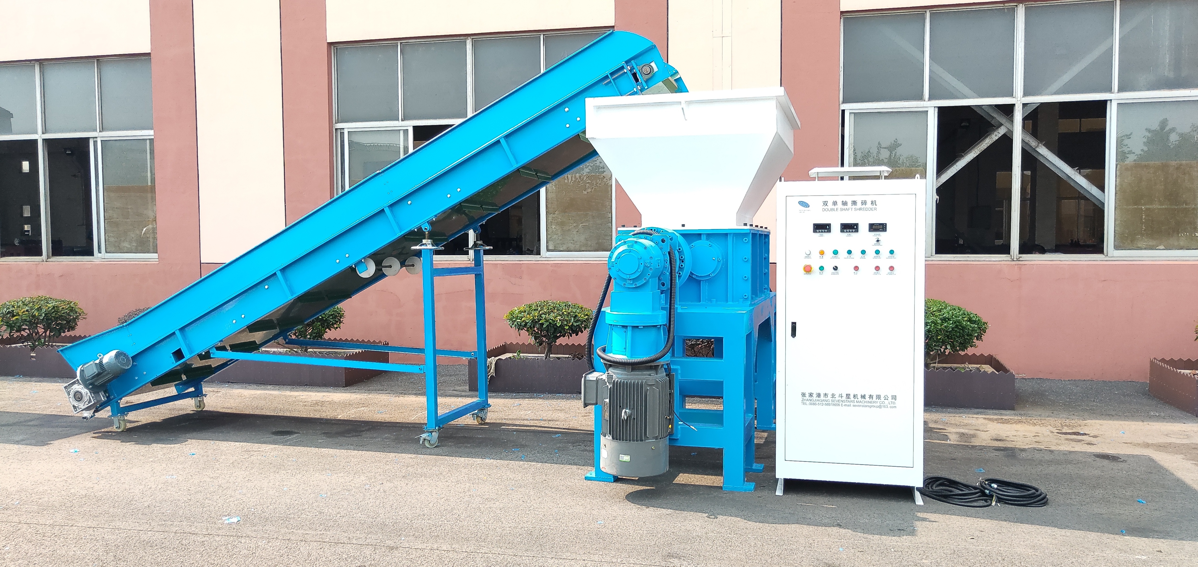 double shaft  shredder with automatic feeding conveyor belt