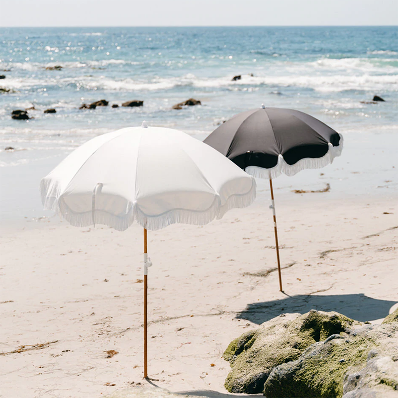 Wholesale Custom Outdoor Wooden Pole Boho White Beach Umbrella with Tassel Fringes, Sunday BP Vintage Furniture Sun Parasols