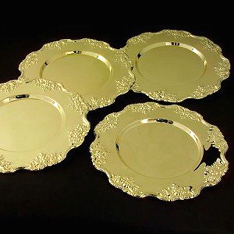 Meticulously Crafted Round Gold Stainless Steel Charger Plates for Dinner Plate Table Setting Elegant Wedding Table Decor