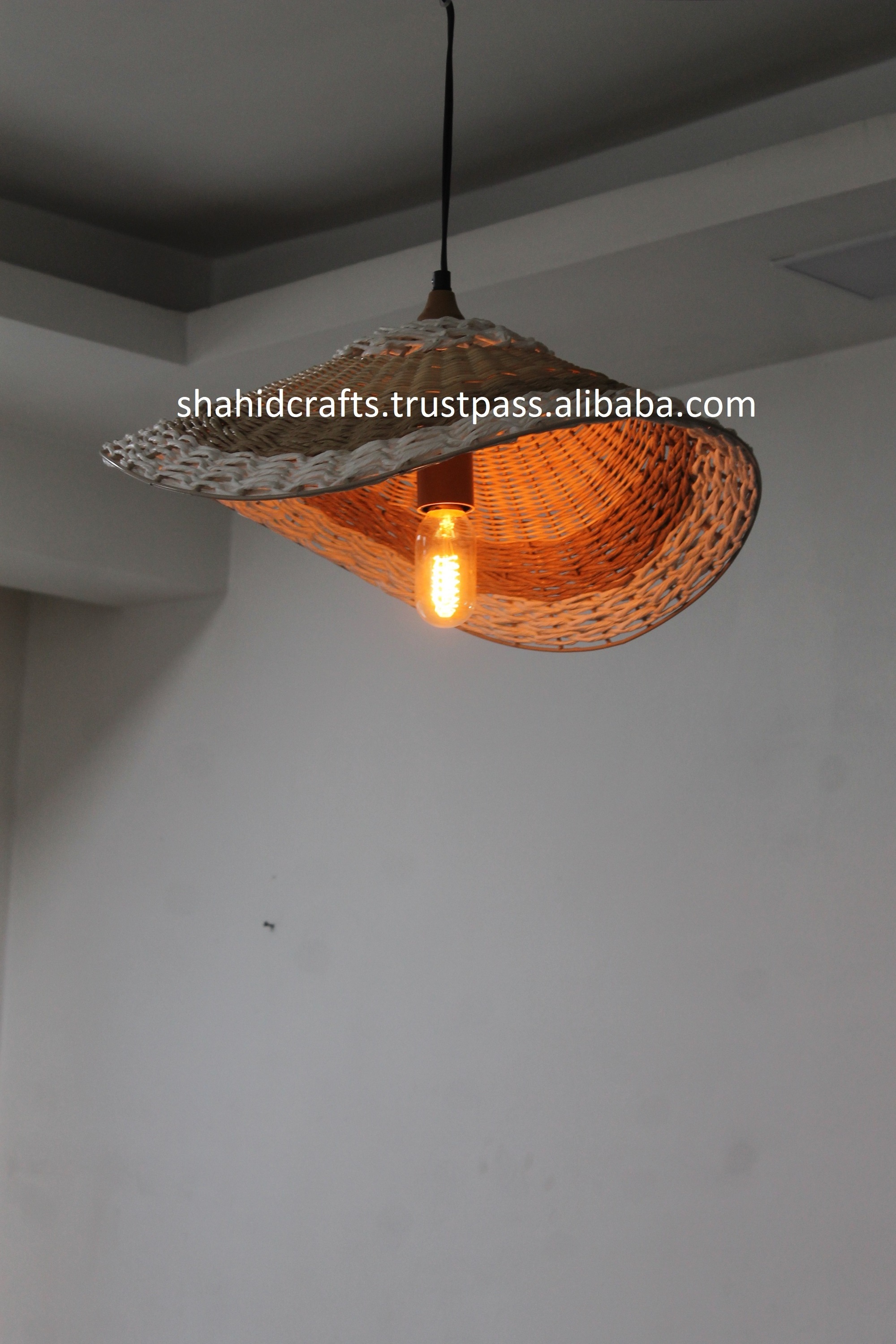 Umbrella design weaving Pendant Hanging Lamp latest Design. Natural Color With Lacquer Coated Manufacturer And Exporter.