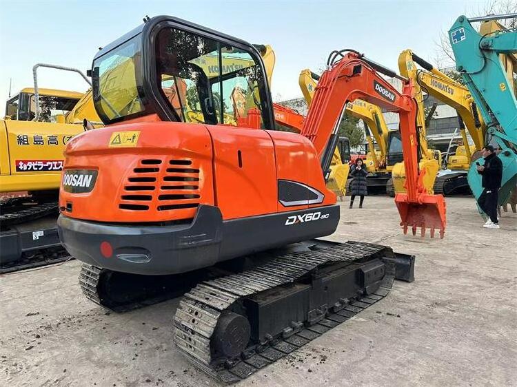 Used Doosan DX60 excavator Doosan DX75 DX80 DX60 DX55 excavator Doosan mini excavator with dozer blade hot sale