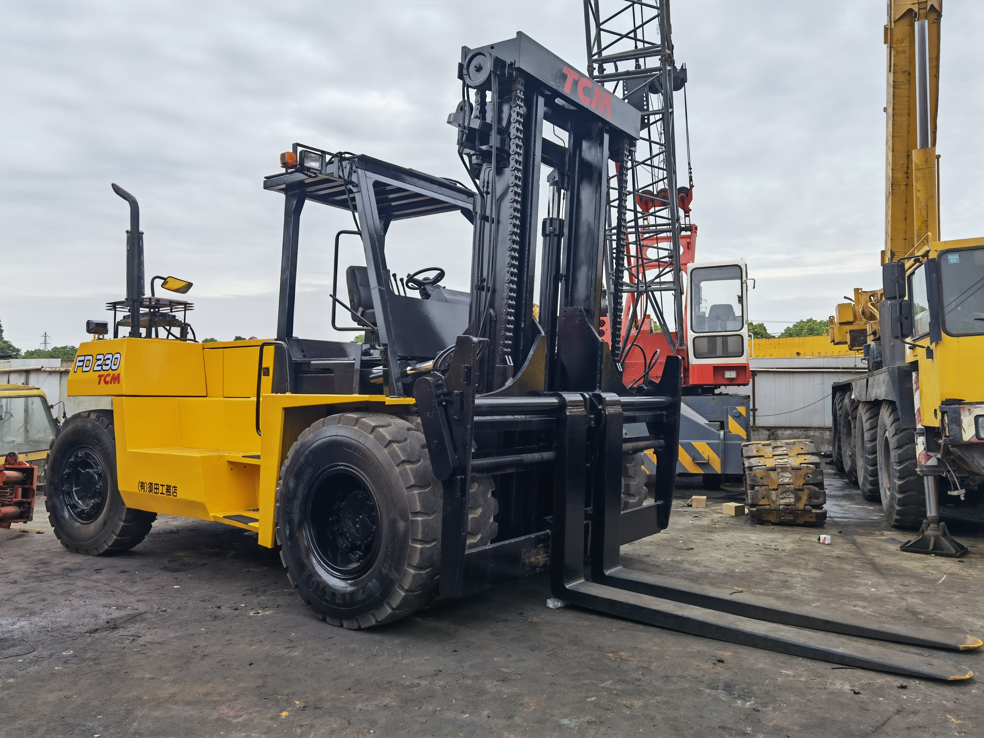 TCM FD230 original used tcm FD150 fd230 fd250 diesel forklift container lift 12ton 15ton 16ton 25 ton forklift instock available