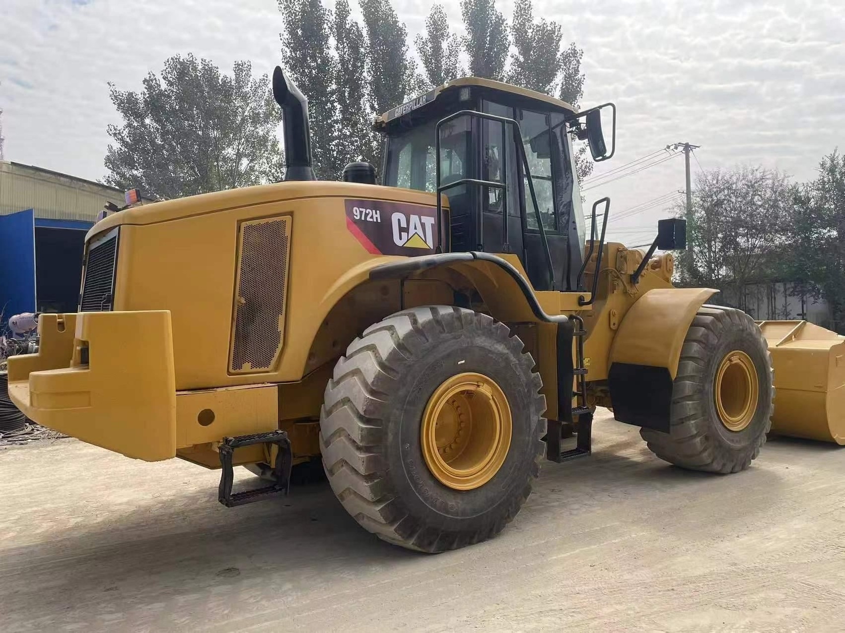 Made in Japan second hand Caterpillar CAT large wheel loader factory original 972H ready to ship