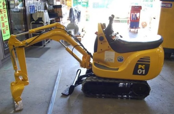 1 Ton Komatsu PC01 used excavator the smallest earthmoving machinery mini digger and models PC56 PC55MR for sale