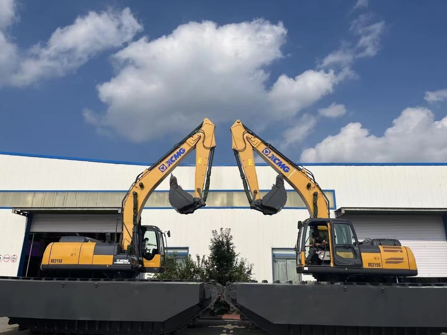 Amphibious excavator in good condition wetland excavator boat cat320D  CAT330D for sale at a low price