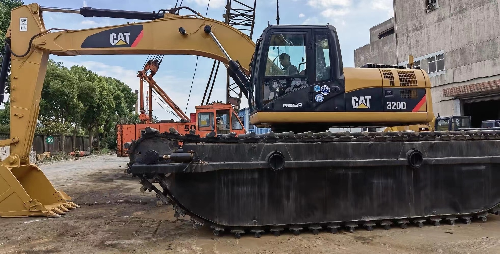 Amphibious excavator in good condition wetland excavator boat cat320D  CAT330D for sale at a low price