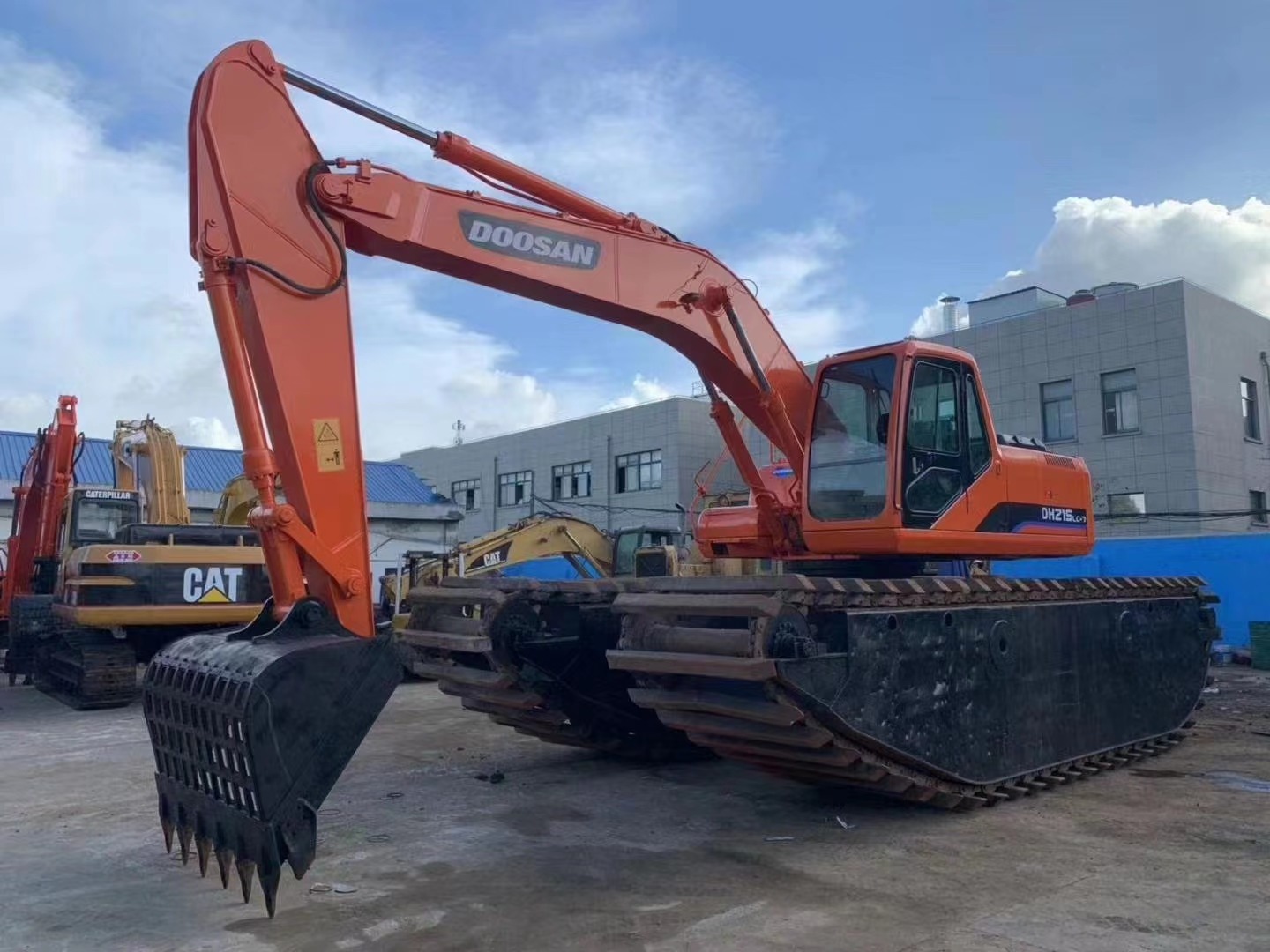 Amphibious excavator in good condition wetland excavator boat cat320D  CAT330D for sale at a low price