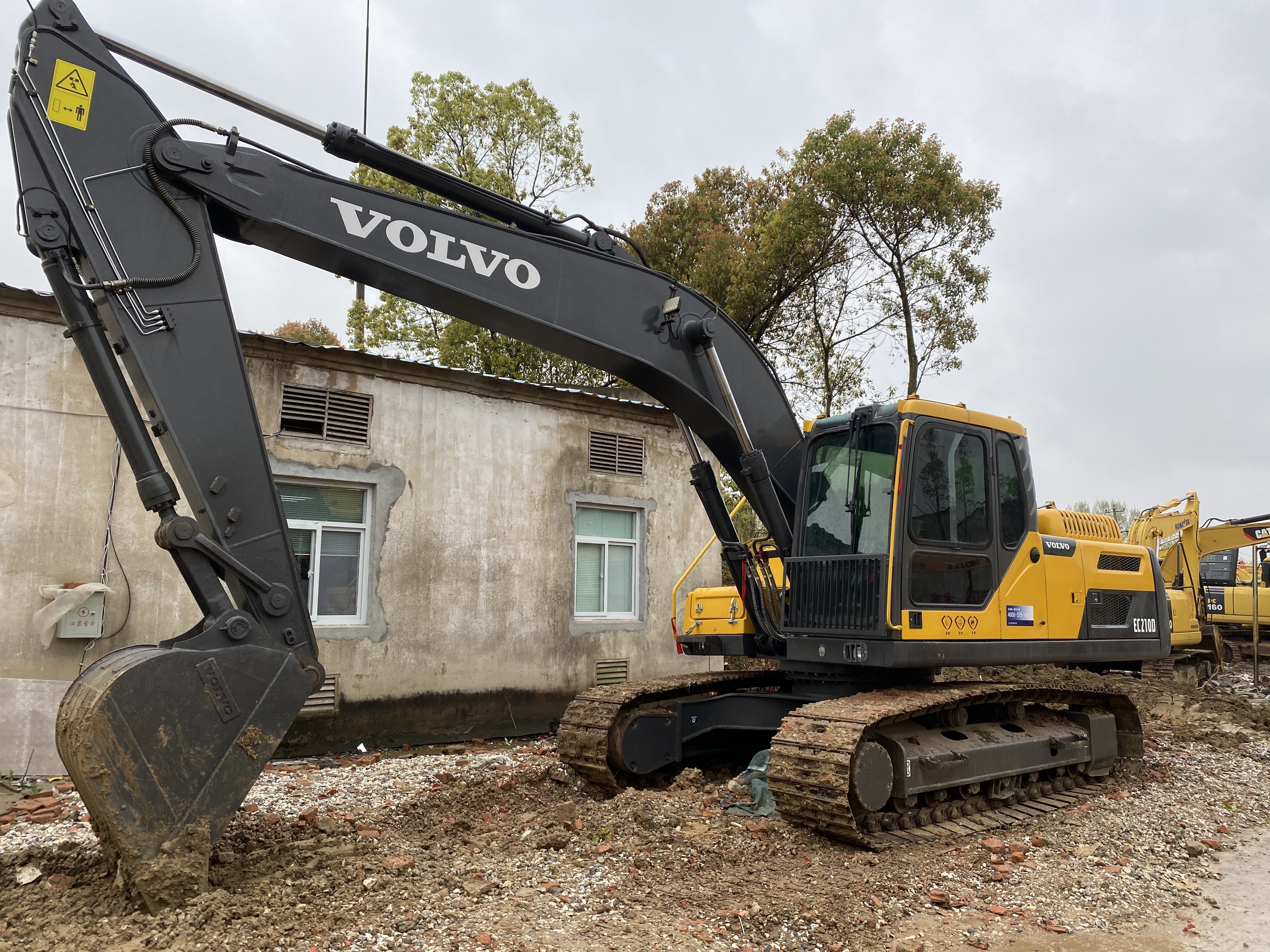 HOT SALES  VOLVO 210 HIGH QUALITY  LOW PRICES  NINETY PERCENT NEW HIGH EFFICIENCY  EXCAVATOR