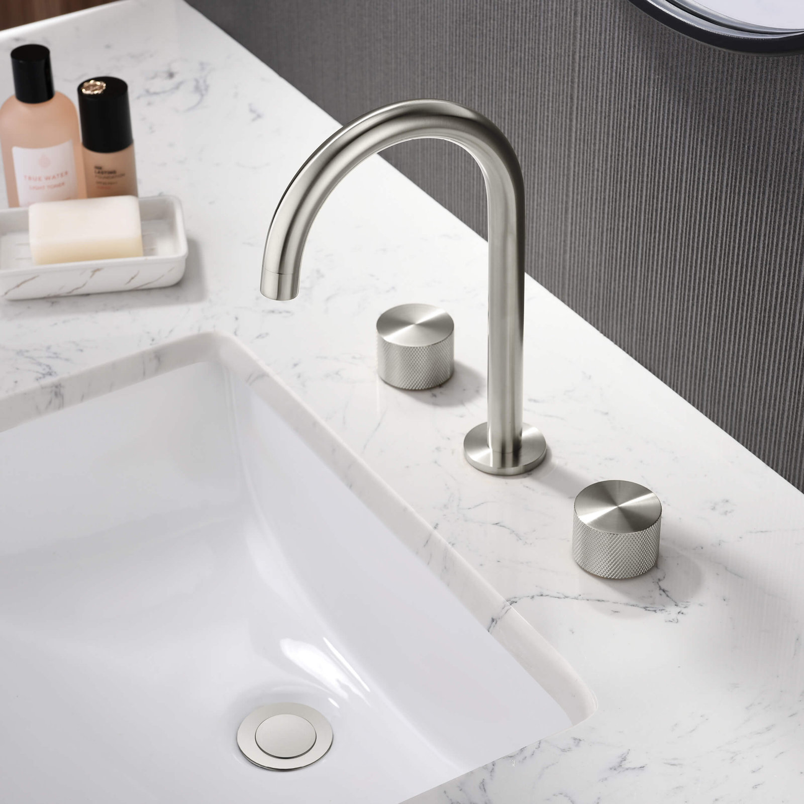 Water Faucet Mixer Tap Hot Cold Deck Mount Single Knurled Handle Three Hole Washbasin Bathroom Basin Swivel Knurling Knob Design