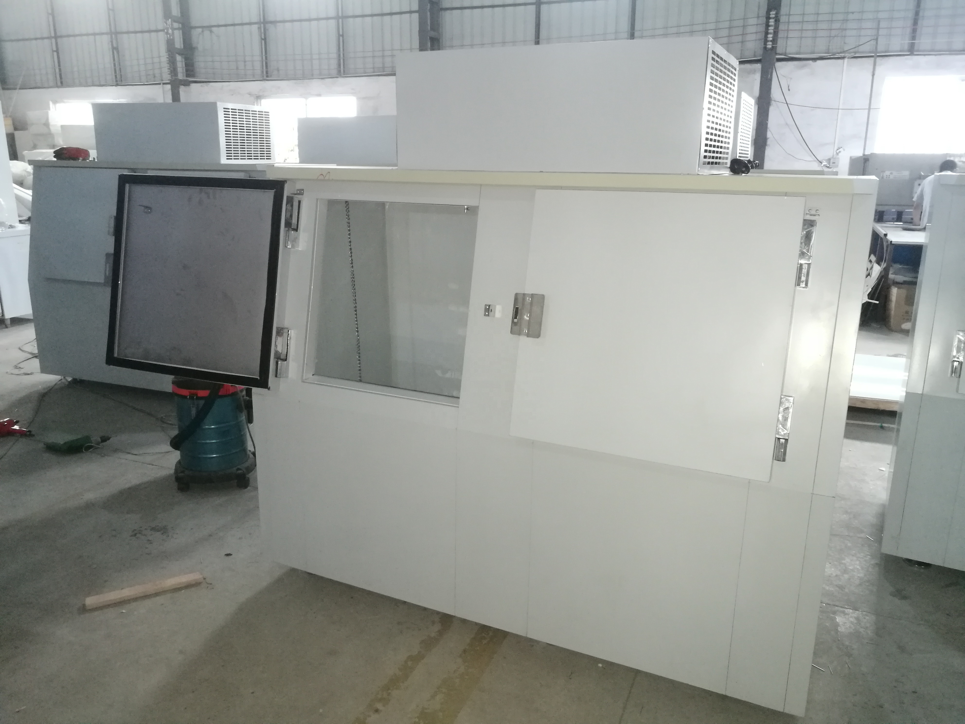 Cold Wall Ice Merchandiser with Slant Door