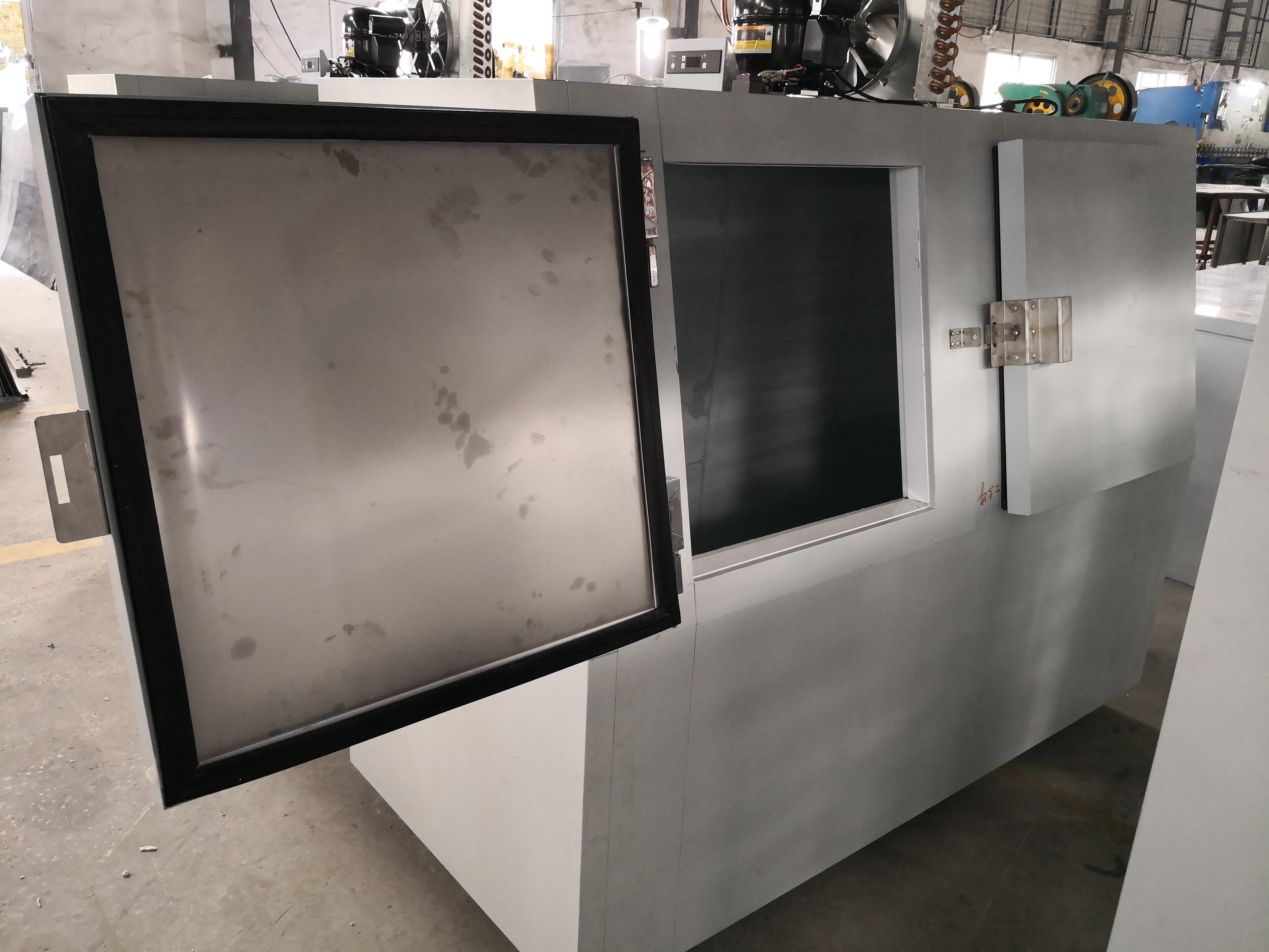 Cold Wall Ice Merchandiser with Slant Door