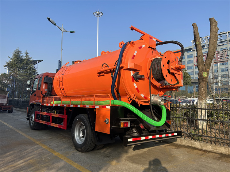 Factory direct sales of Isuzu 10 cubic meters sewage suction tanker truck low price sale of septic tank truck sewage suction