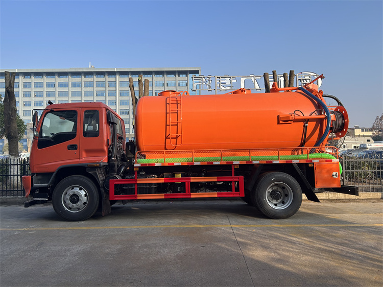 Factory direct sales of Isuzu 10 cubic meters sewage suction tanker truck low price sale of septic tank truck sewage suction