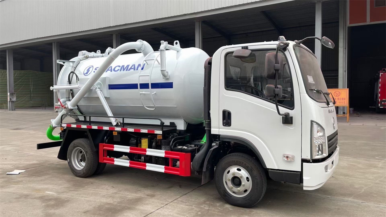 High quality vacuum suction truck Chinese production of suction truck manufacturers small vacuum sewage suction trucks