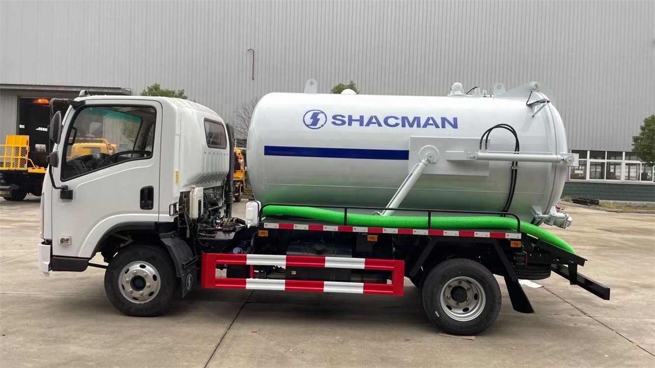 High quality vacuum suction truck Chinese production of suction truck manufacturers small vacuum sewage suction trucks