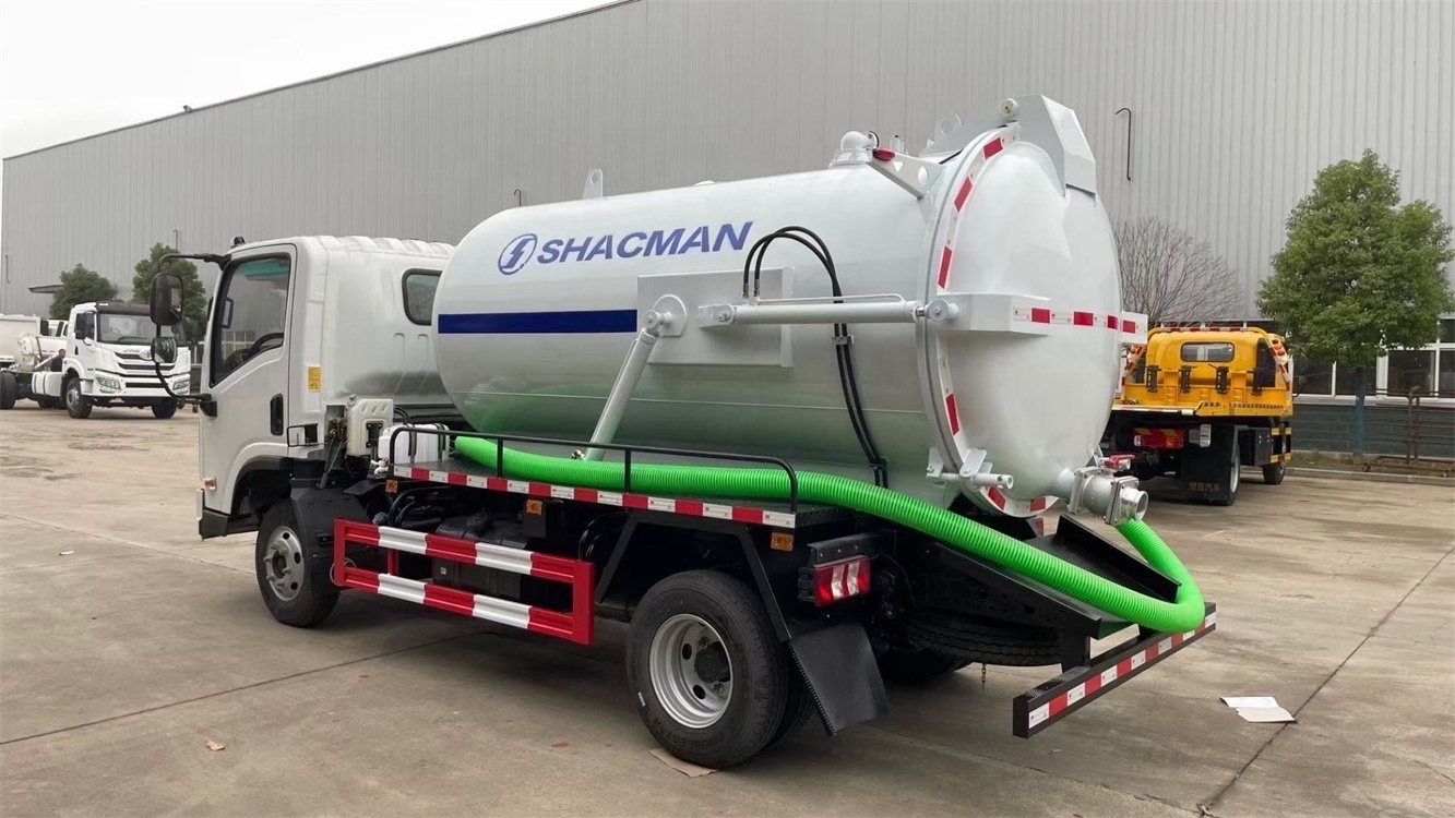 High quality vacuum suction truck Chinese production of suction truck manufacturers small vacuum sewage suction trucks