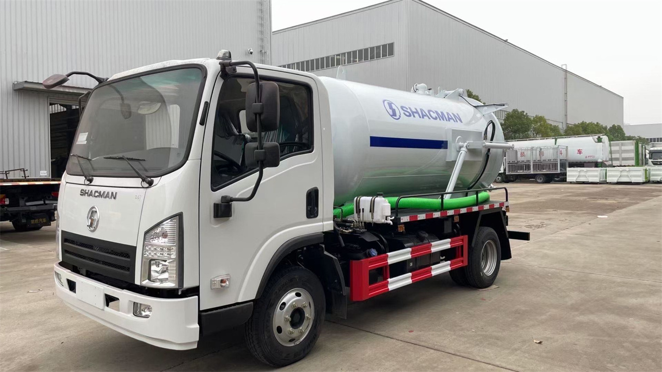 High quality vacuum suction truck Chinese production of suction truck manufacturers small vacuum sewage suction trucks