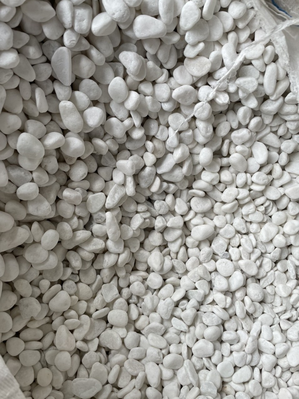 Whole Sale Best Price White Pebbles Stone Decoration Landscaping Super White Salt White Gravel Marble Stone Vietnam Origin Stone