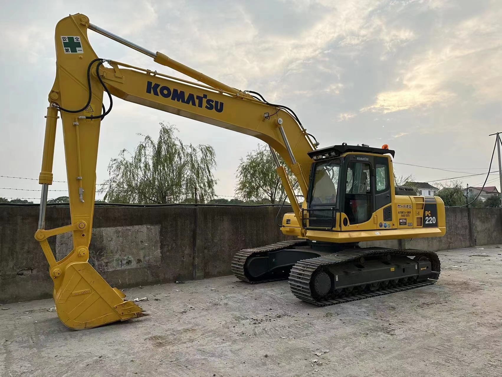 Used excavator original Komatsu PC220,PC240,PC210,PC200for sale at lowest price with low oil consumption easy to operate