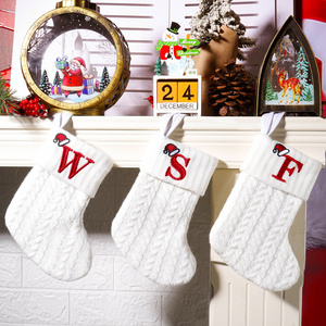 Wholesale Xmas Mini Cable Knit Socks Small Embroidered Christmas Stockings Gift Bags White Cable Yarn Decorations