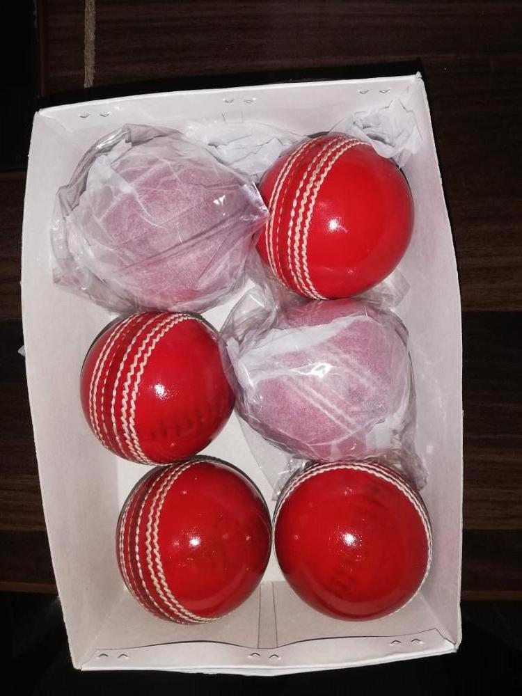 Customized  Cricket Season Tape Hard Ball Wholesale Hand Stitched Premium Quality Leather Red White Bowling Cricket Bat Balls