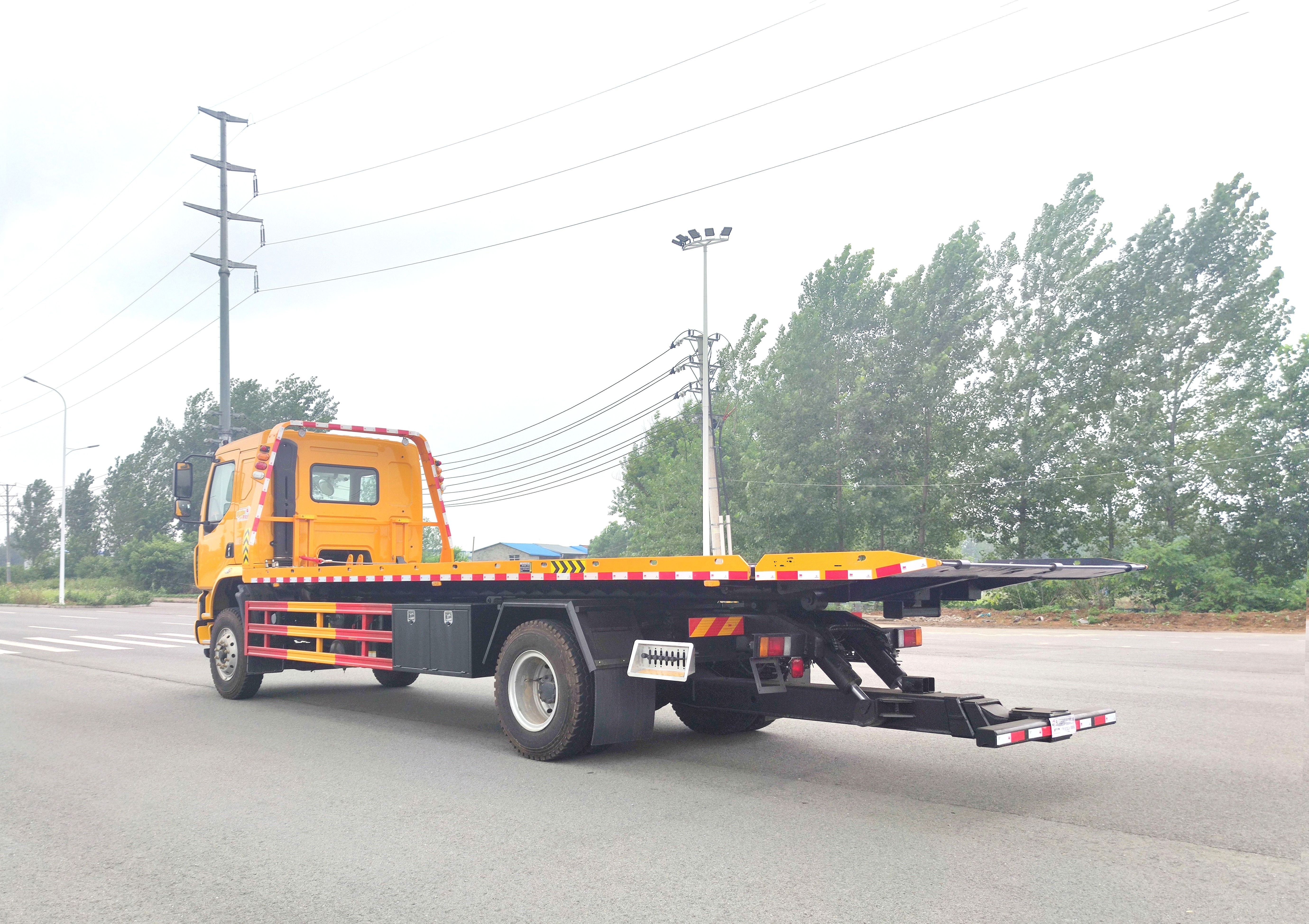 Dongfeng LiuQi Chenglong  Tow Truck Wrecker 5 Ton Road Rescue Tow Truck Flatbed For Sale In Pakistan