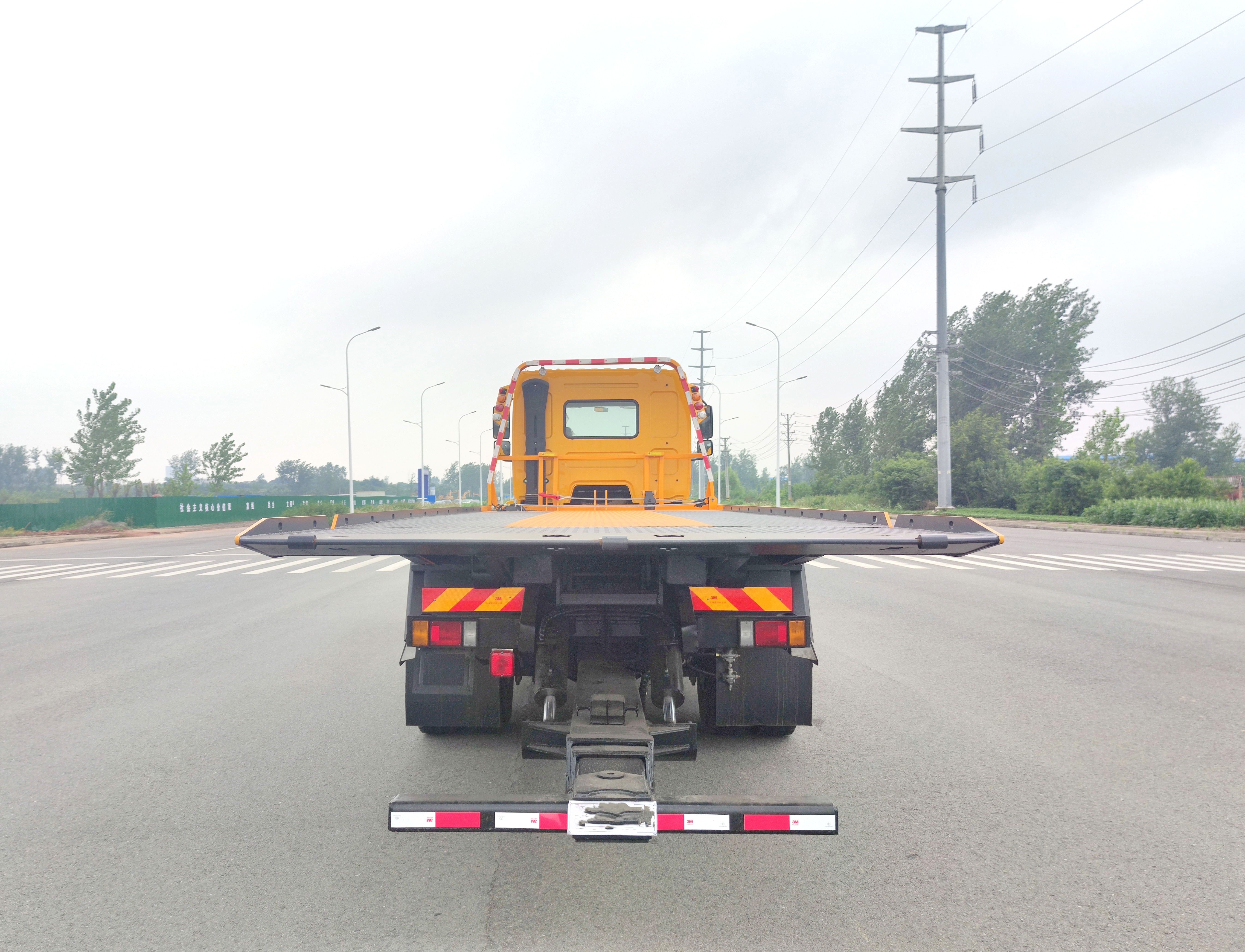 Dongfeng LiuQi Chenglong  Tow Truck Wrecker 5 Ton Road Rescue Tow Truck Flatbed For Sale In Pakistan