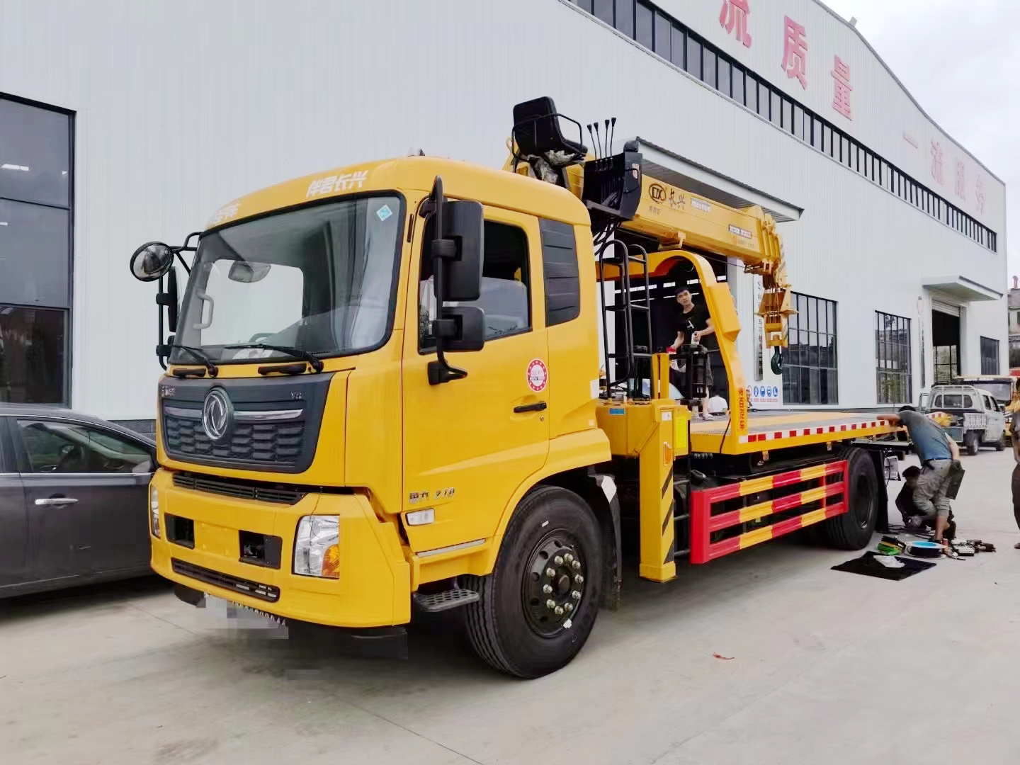 Dongfeng 4X2 Tow Truck with Crane Wreker  Towing Truck Rollback Wrecker Bed Crane Truck For Sale