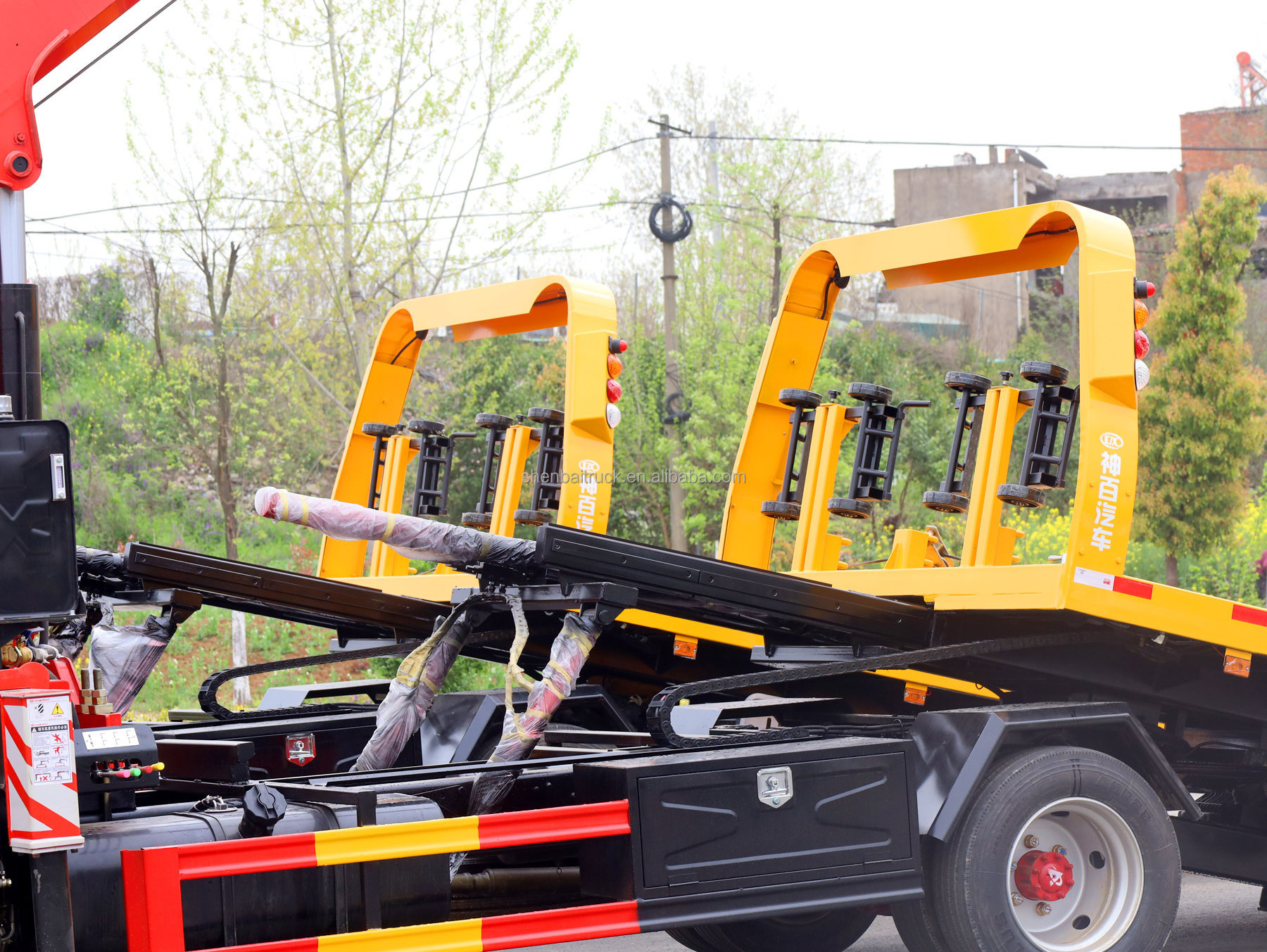 Dongfeng 4X2 Tow Truck With 8 Ton Hydraulic Truck Crane Knuckle Boom Crane Rollback Wrecker Flatbed