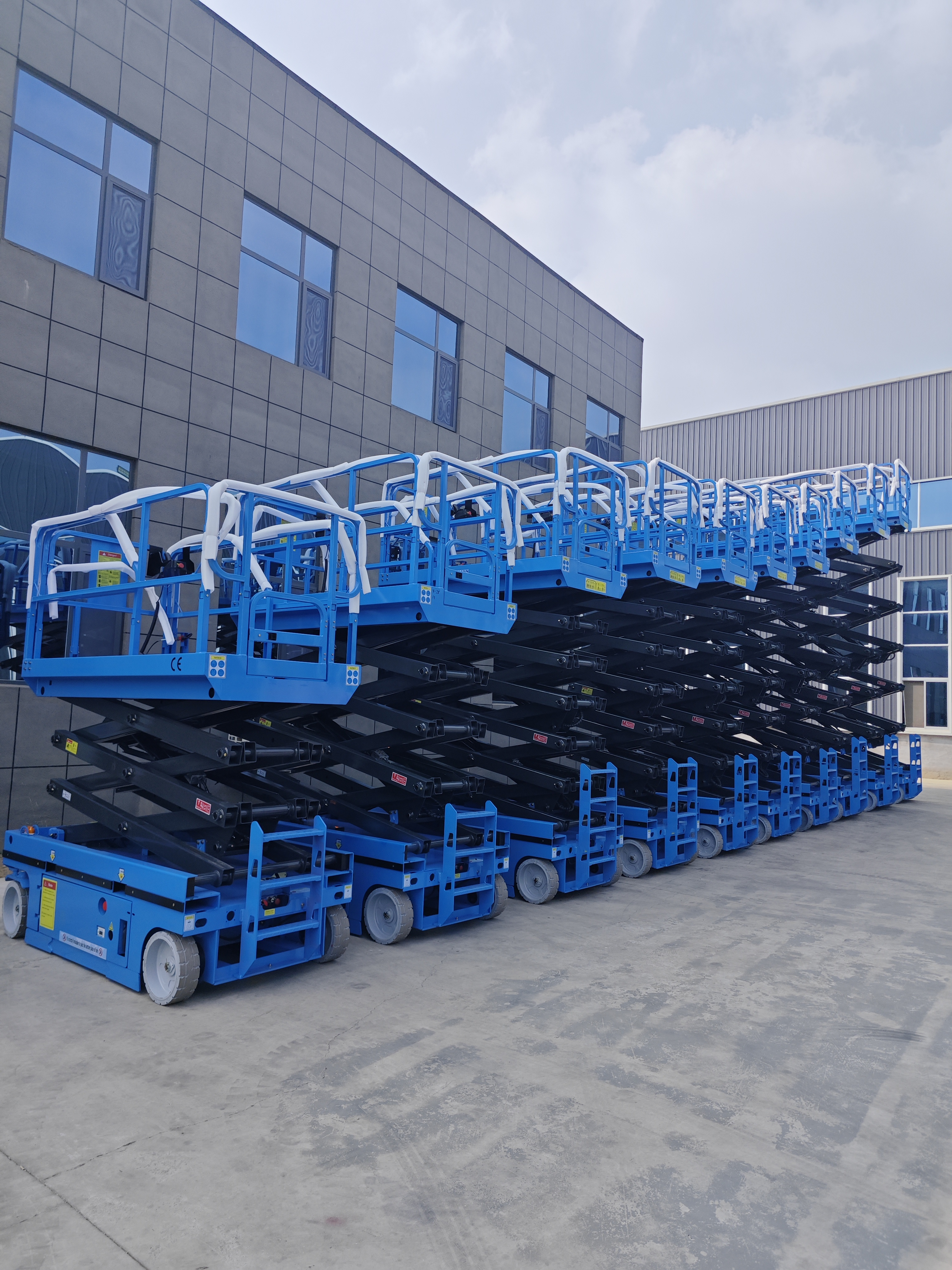 Self-propelled Wheelchair mobile hydraulic scissors lift platform for sale