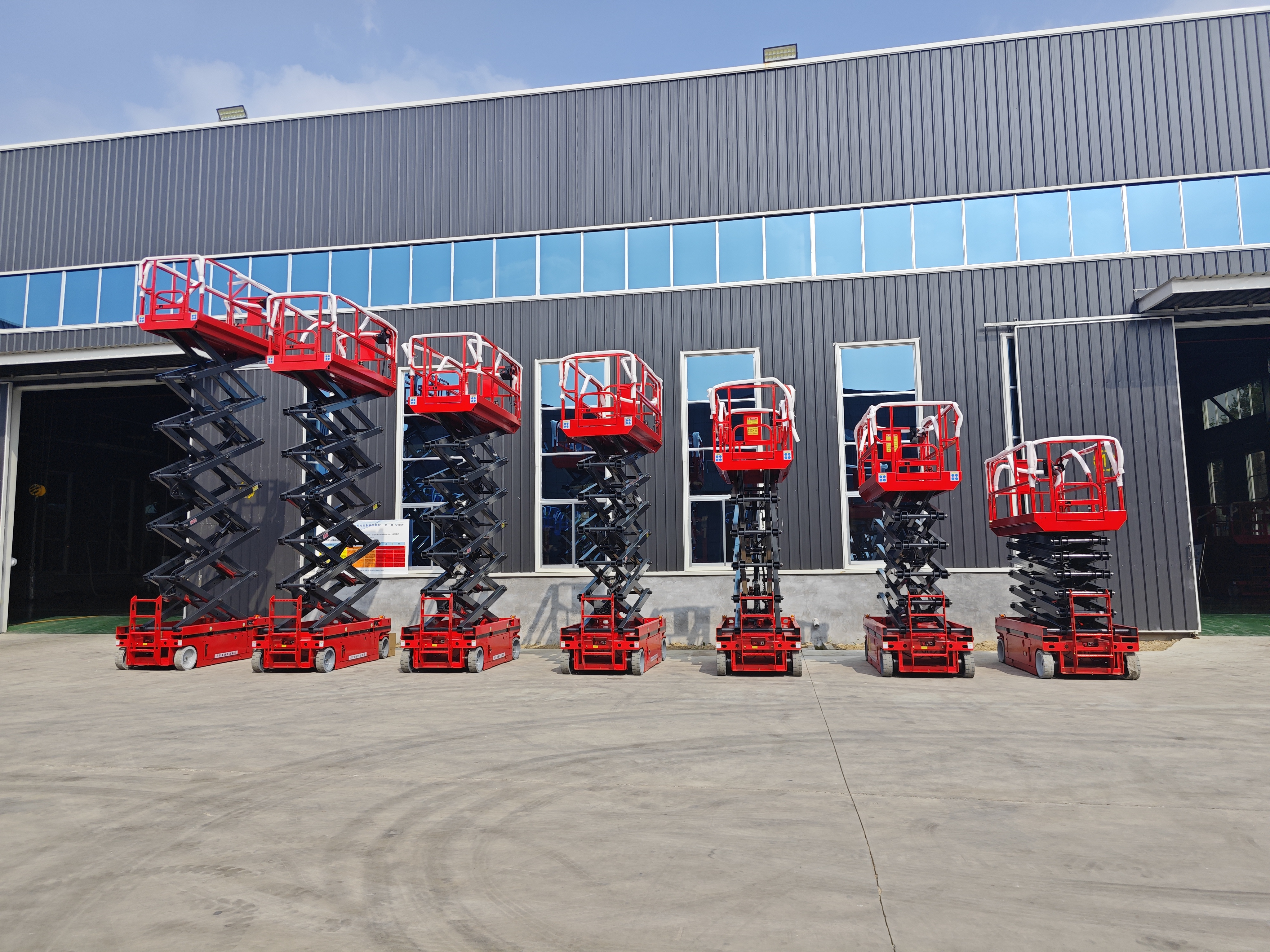 Self-propelled Wheelchair mobile hydraulic scissors lift platform for sale