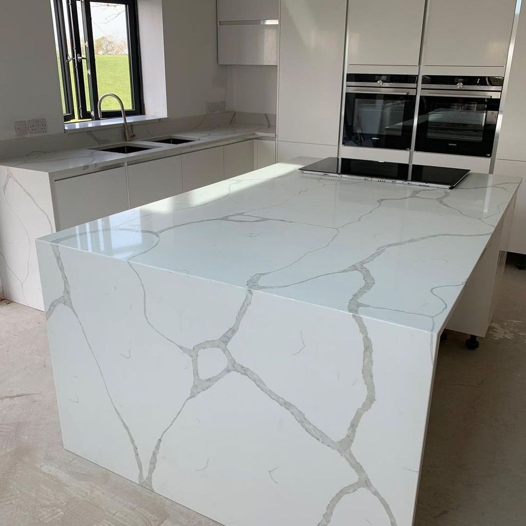 Customized Kitchen Artificial Stone Quartz Calacatta Kitchen Countertop with Sink Hole Precut