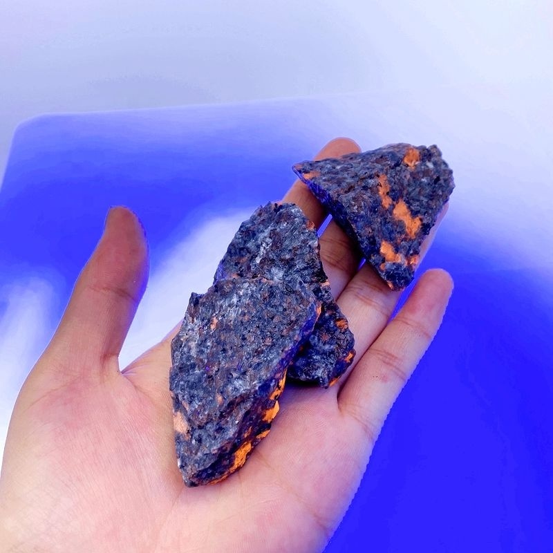 Natural rough crystal rocks under ultraviolet light flash yooperlite raw stone for fengshui