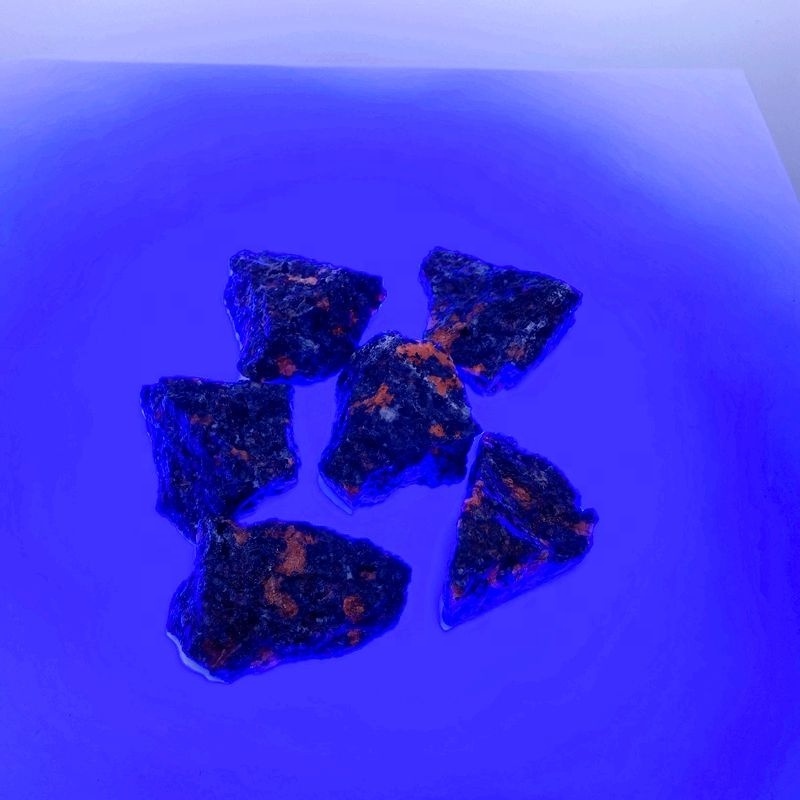 Natural rough crystal rocks under ultraviolet light flash yooperlite raw stone for fengshui