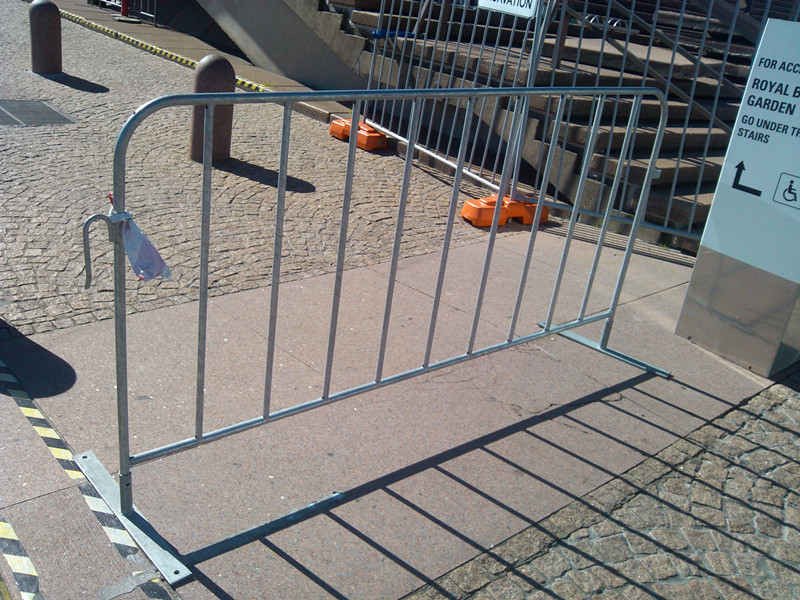 Factory Price Fast Delivery Galvanized Steel Barricade Interlocking Crowd Control Barriers