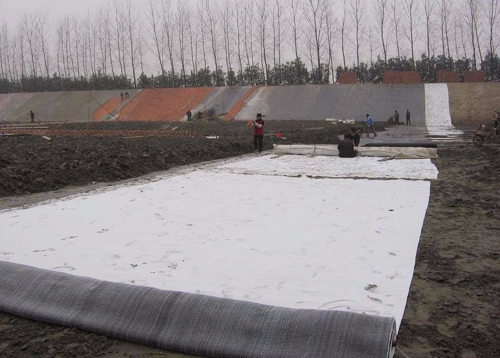 Factory Self-sealing Bentonite Waterproofing Blanket geosynthetic Clay Liner price Gcl For Landfill