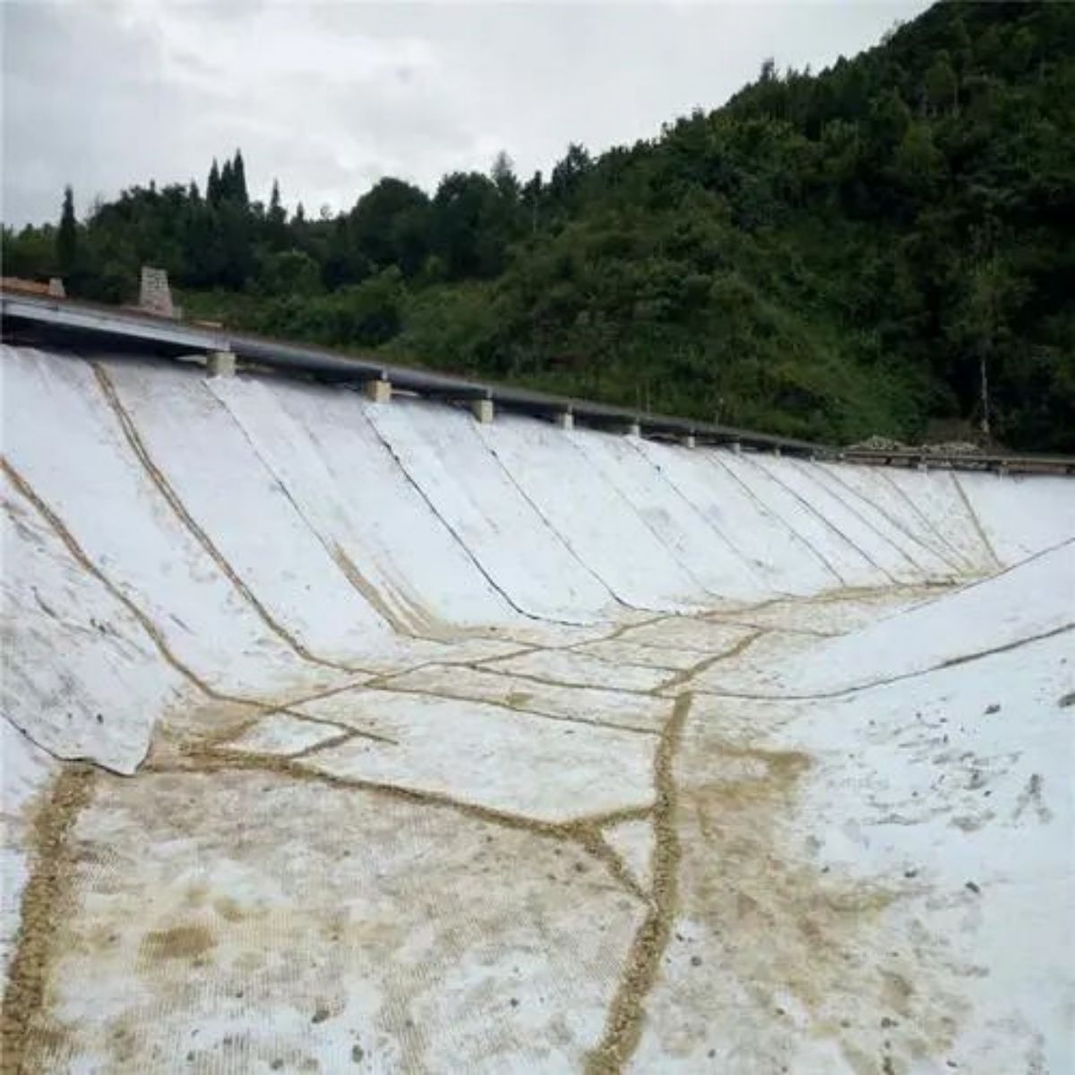 Factory Self-sealing Bentonite Waterproofing Blanket geosynthetic Clay Liner price Gcl For Landfill