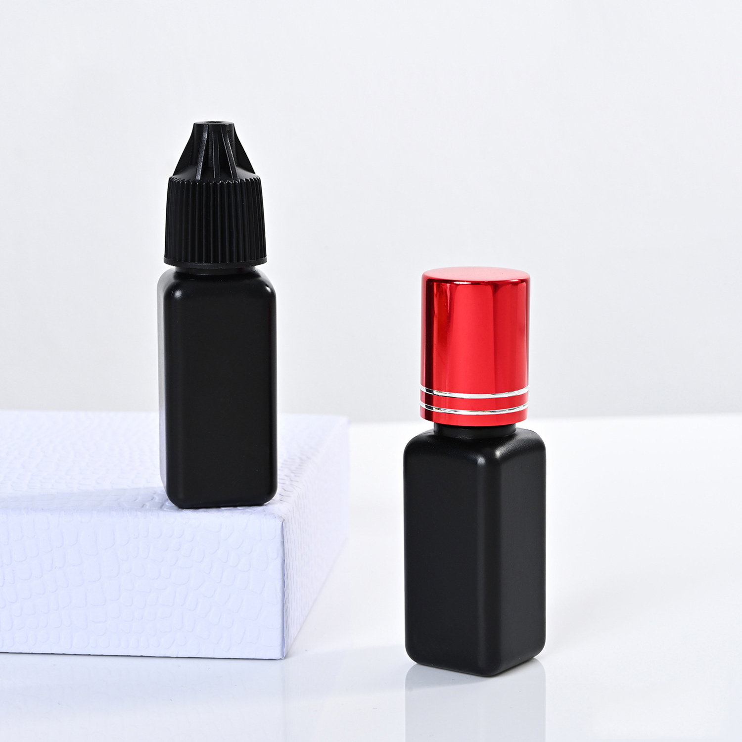 HDPE Black Eyelash Glue Bottle 5ml 10ml 15ml Good Seal Roll on Matte Finish 5ml 10ml 15ml Plastic Adhesive Bottle