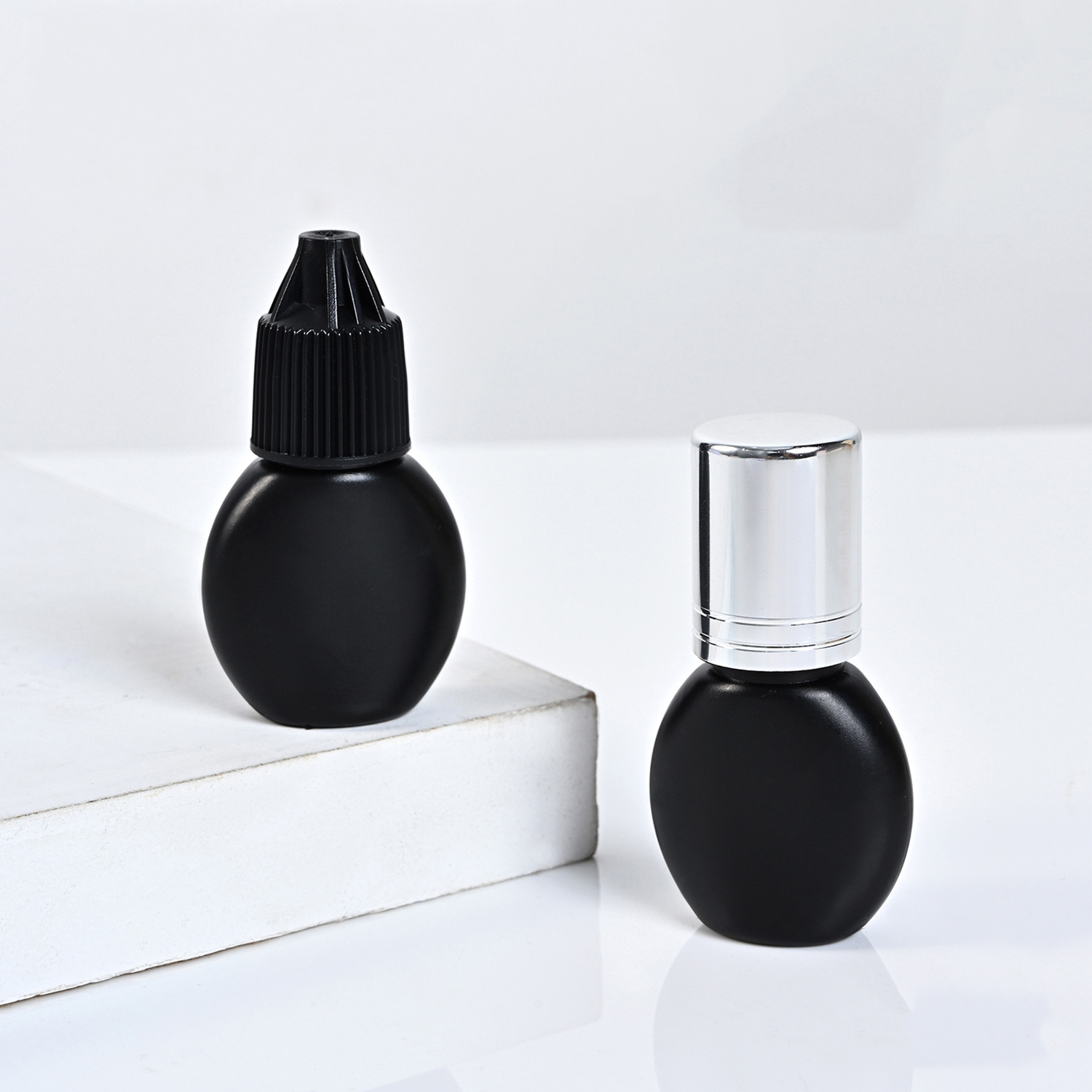 HDPE Black Eyelash Glue Bottle 5ml 10ml 15ml Good Seal Roll on Matte Finish 5ml 10ml 15ml Plastic Adhesive Bottle