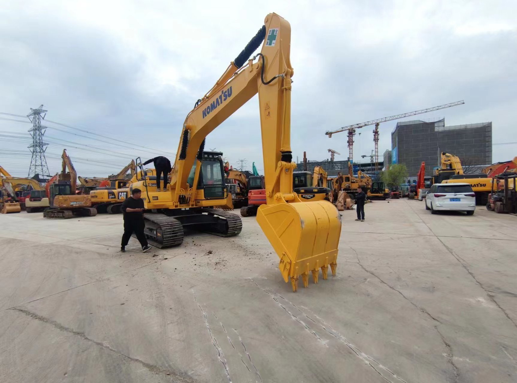 original Used Excavator Crawler excavator used komatsu PC200/second hand Japan engine PC 200-8 for sale